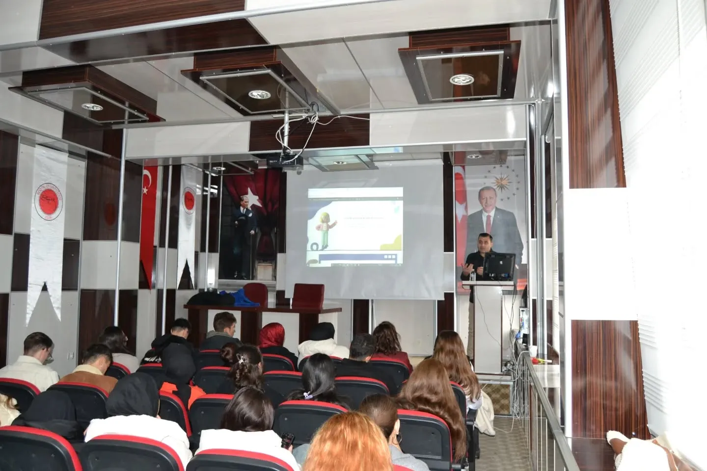 Bugün Yozgat Bozok Üniversitesi Yozgat Meslek Yüksekokulu öğrencileriyle gerçekleştirdiğimiz buluşmada, gençlere Erasmus+, ESC ve DiscoverEU fırsatlarını kapsamlı bir şekilde tanıttık.